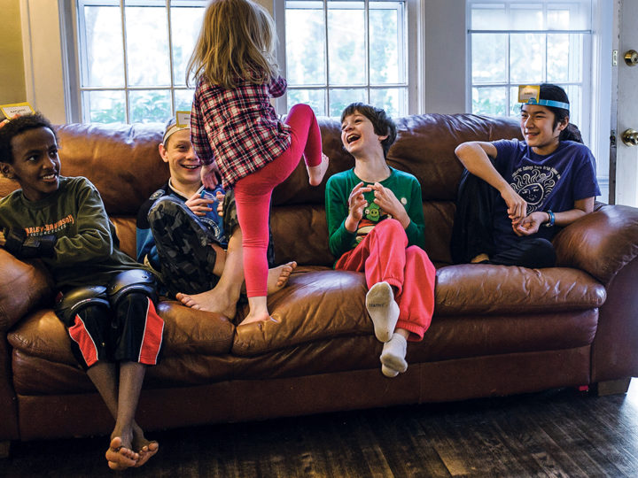Five Montague siblings play HedBanz, a guessing game. From left, Natan, 11; George, 12; Violet, 3; Vincent, 9; and Mimi, 12. Photo by Allison Mah