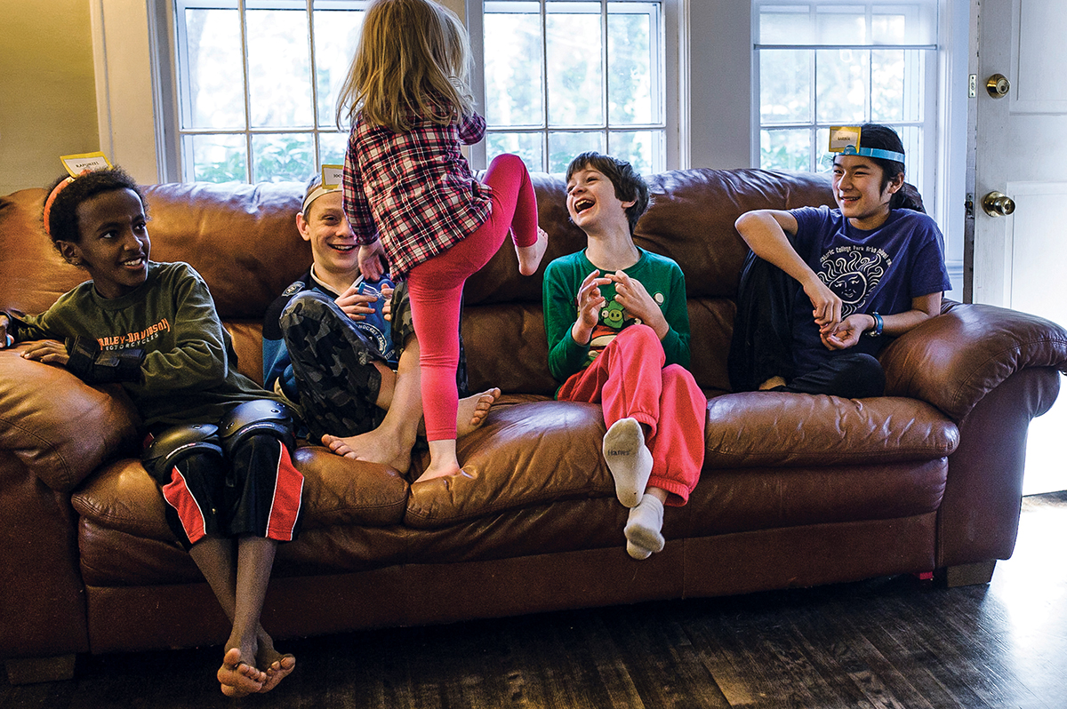 Five Montague siblings play HedBanz, a guessing game. From left, Natan, 11; George, 12; Violet, 3; Vincent, 9; and Mimi, 12. Photo by Allison Mah