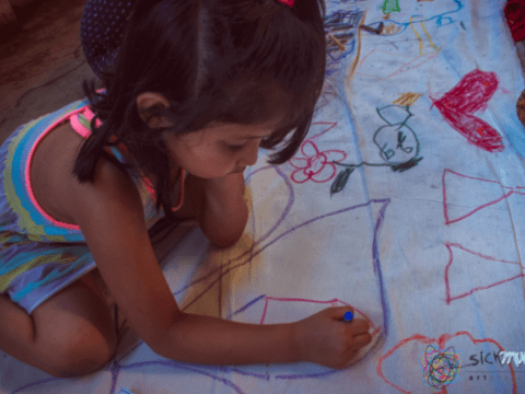A child draws as part of a Sick Muse Art Projects initiative in Isla, Mexico. (Photo: Teresa Gonzalez)