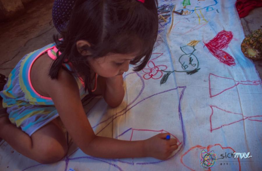 A child draws as part of a Sick Muse Art Projects initiative in Isla, Mexico. (Photo: Teresa Gonzalez)