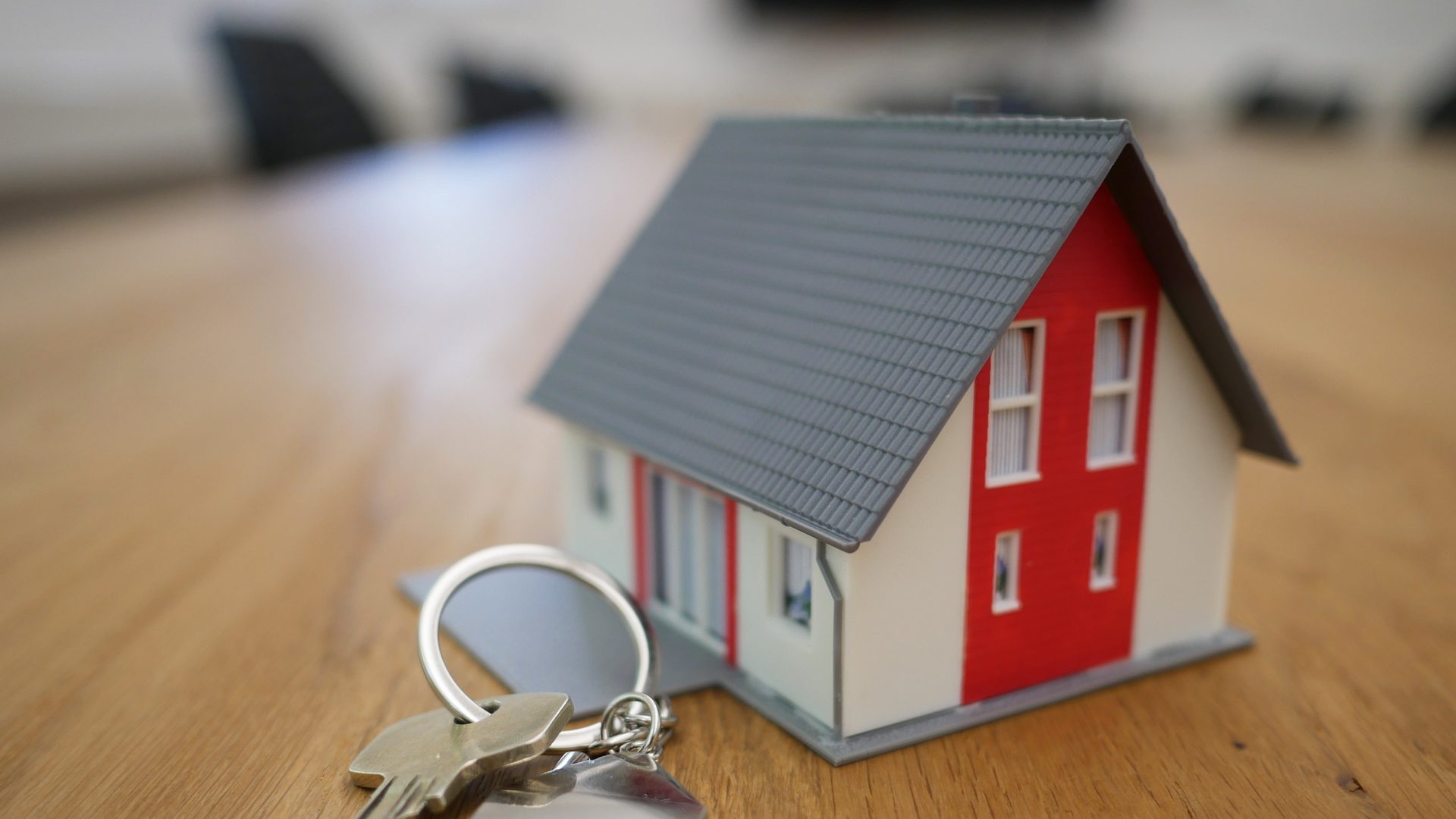 A model house and a key. (Jens Neumann/Pixabay)