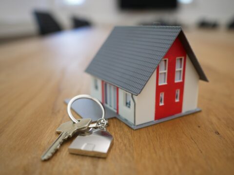 A model house and a key. (Jens Neumann/Pixabay)
