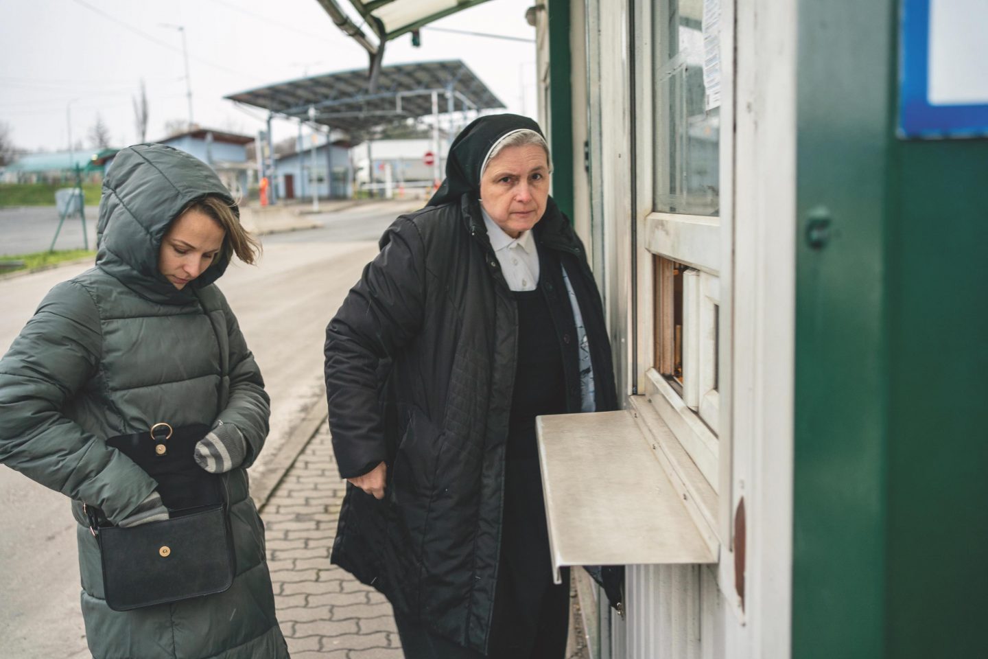 La hermana dominica Edita Vozarova y una traductora preparan su documentación para cruzar a Ucrania desde Eslovaquia